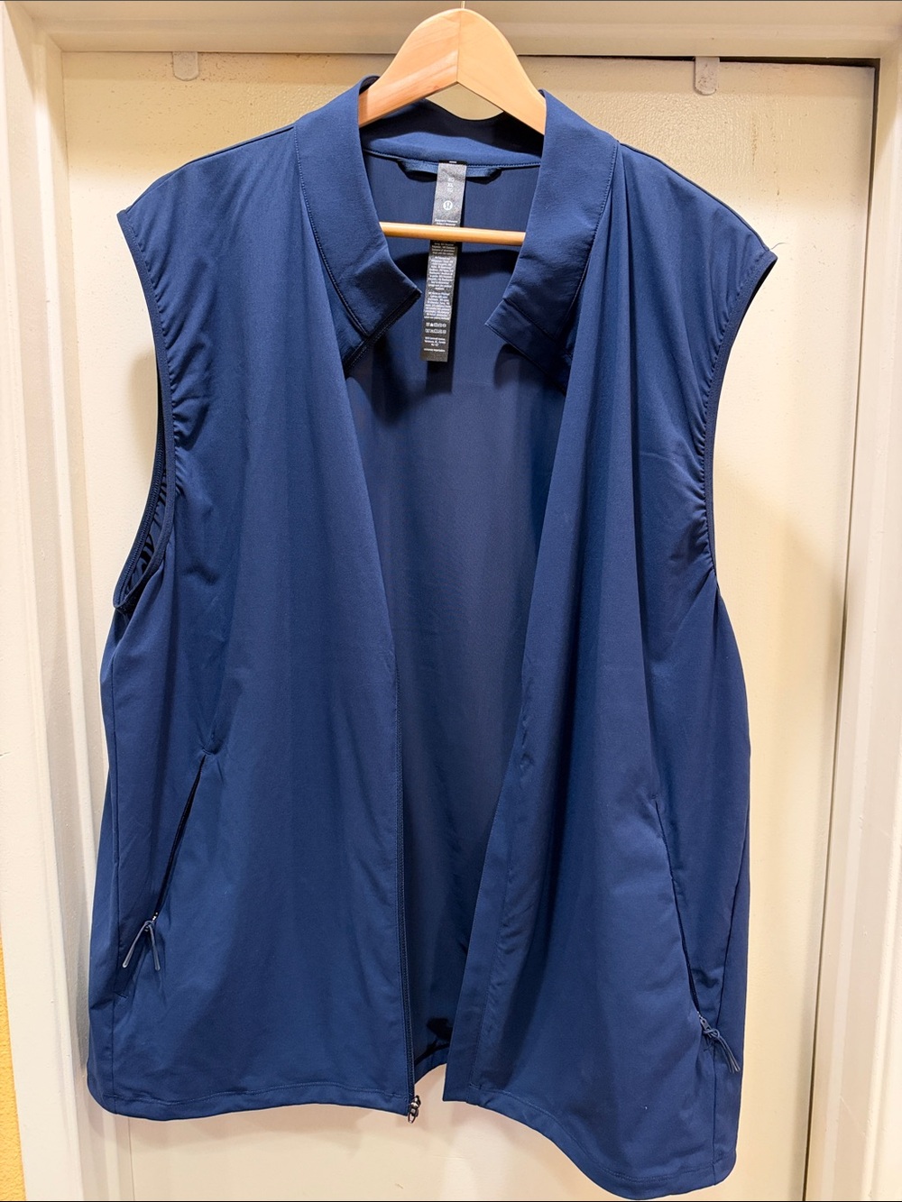 lululemon athletica Men's Sleeveless Zip Vest in Navy